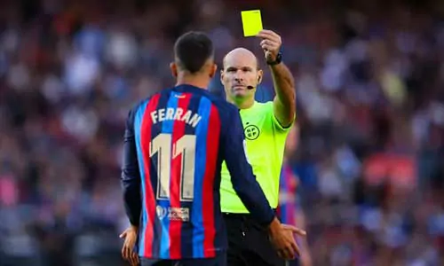 ماتيو لاهوز يتحدث عن فوضى ديربي برشلونة وإسبانيول